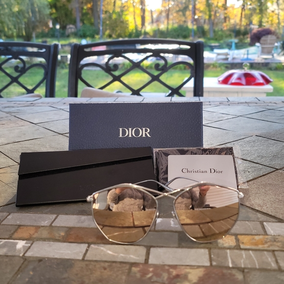 GORGEOUS DIOR SUNGLASSES WITH CASE - Picture 10 of 10